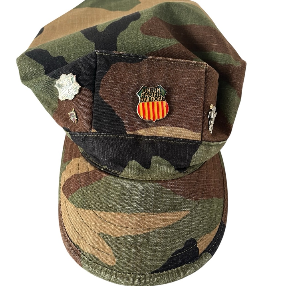 Men's Camouflage Cap with Unique Pins L25